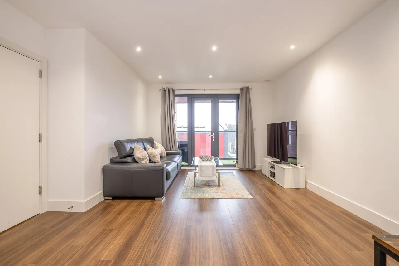 2 bed flat for sale, Pipit Drive, London, SW15