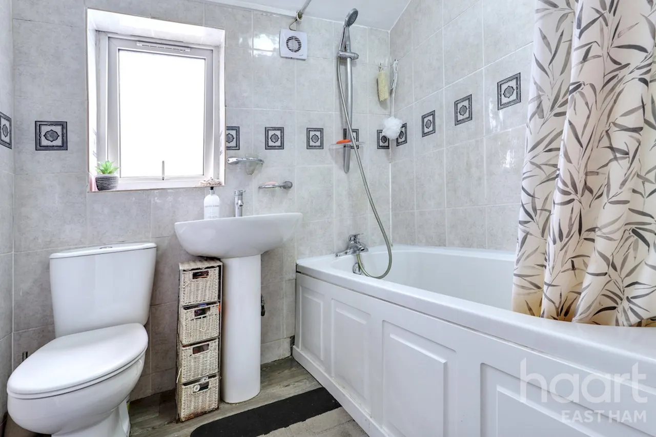 Winter Avenue, London, E6, photo 22