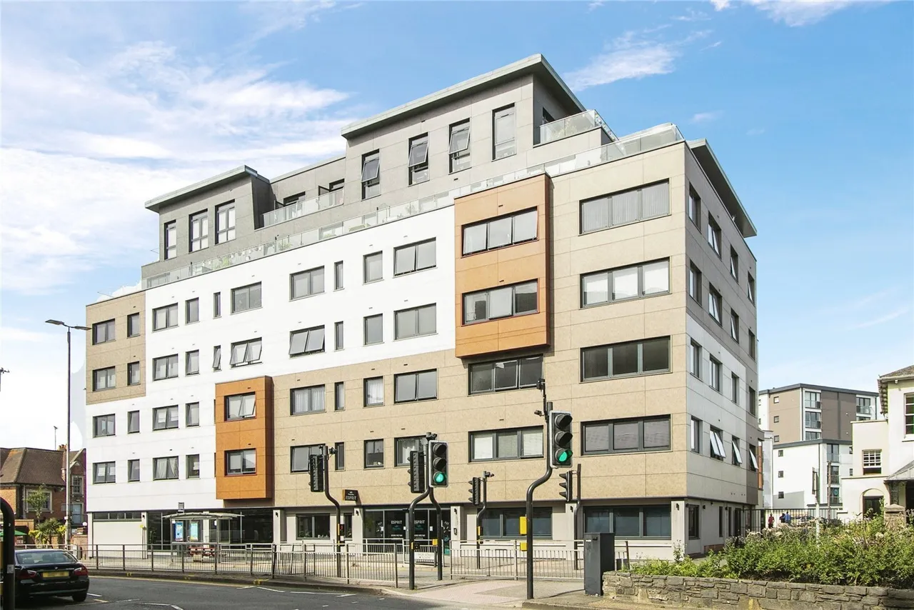 2 bed flat for sale, High Street North, Poole, BH15