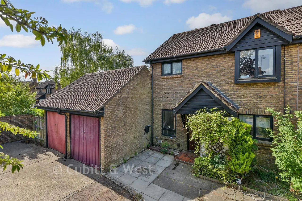 3 bed house for sale, Saxley, Horley, RH6