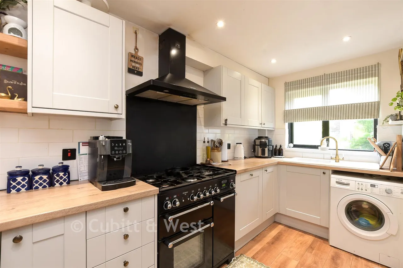 Saxley, Horley, RH6, photo 4