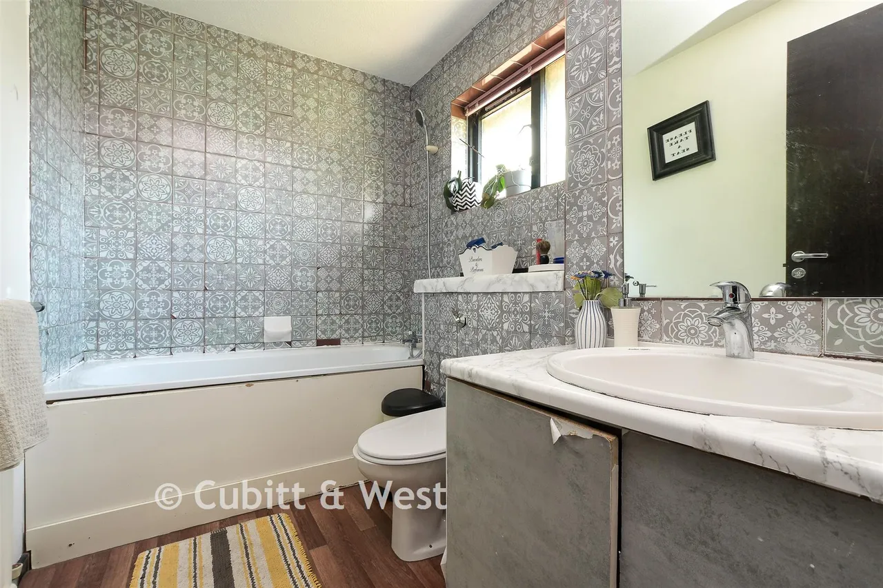 Saxley, Horley, RH6, photo 12