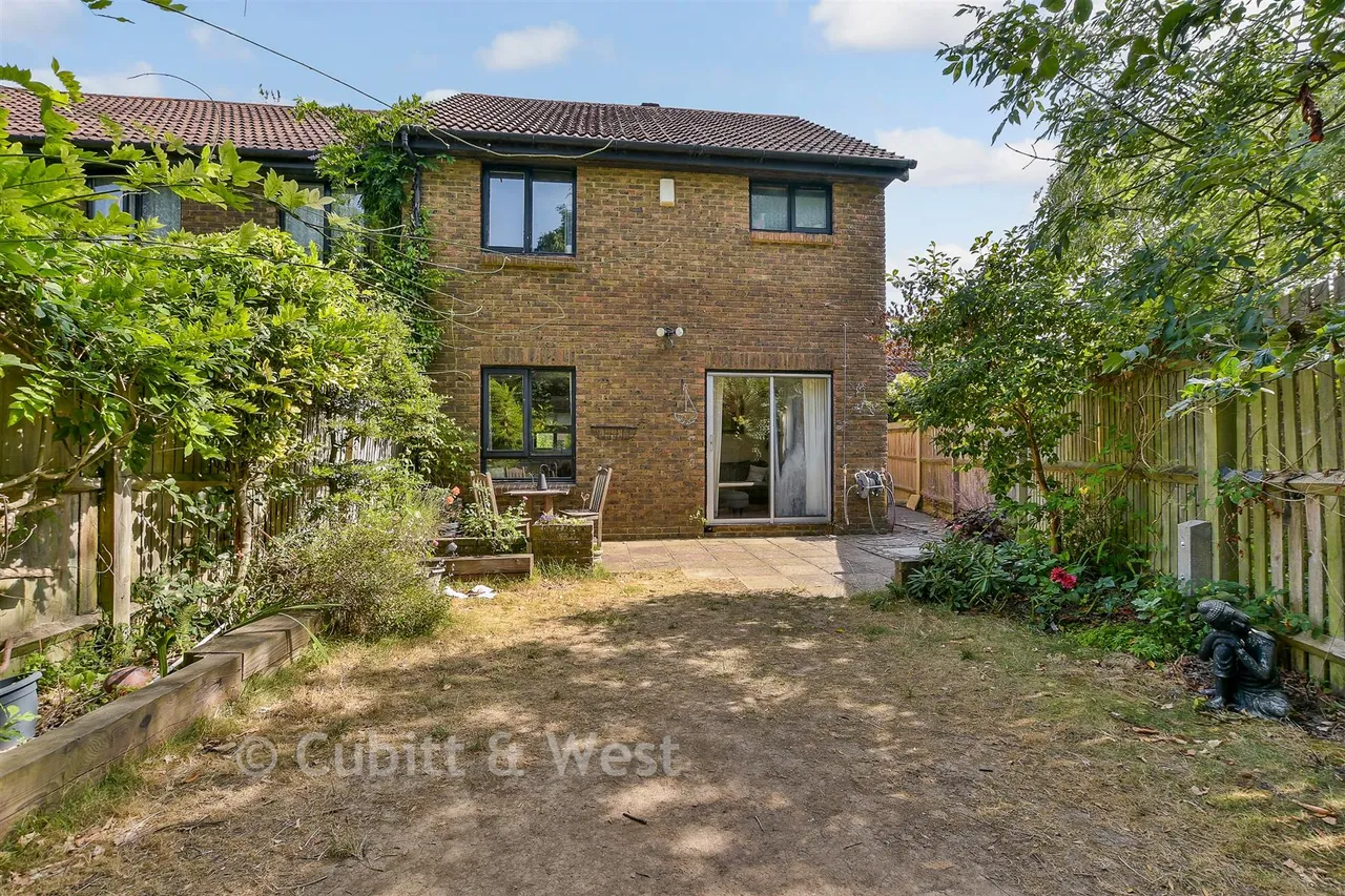 Saxley, Horley, RH6, photo 13
