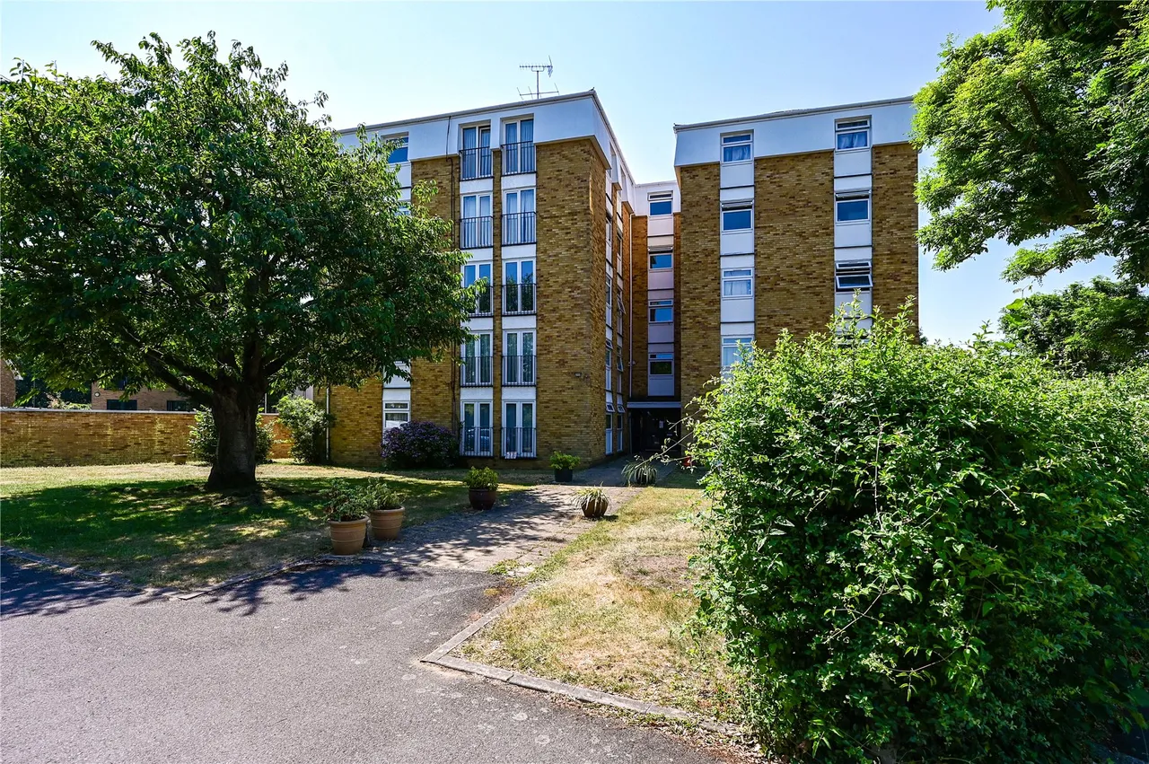 2 bed flat for sale, Greenlands Road, Staines, TW18