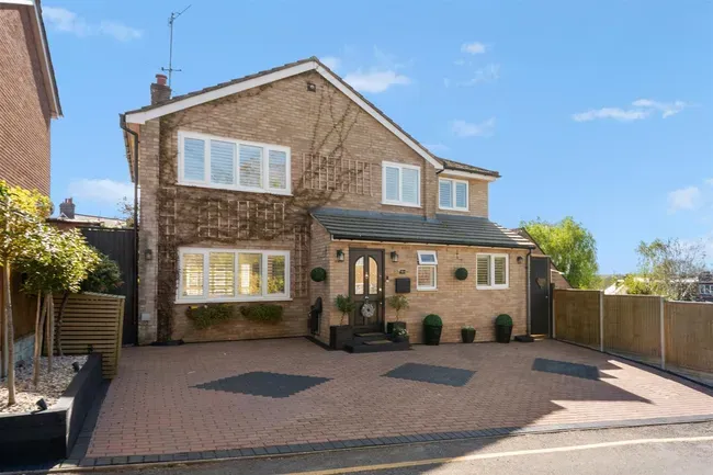 4 bed property for sale — Gravel Hill, North Uxbridge
