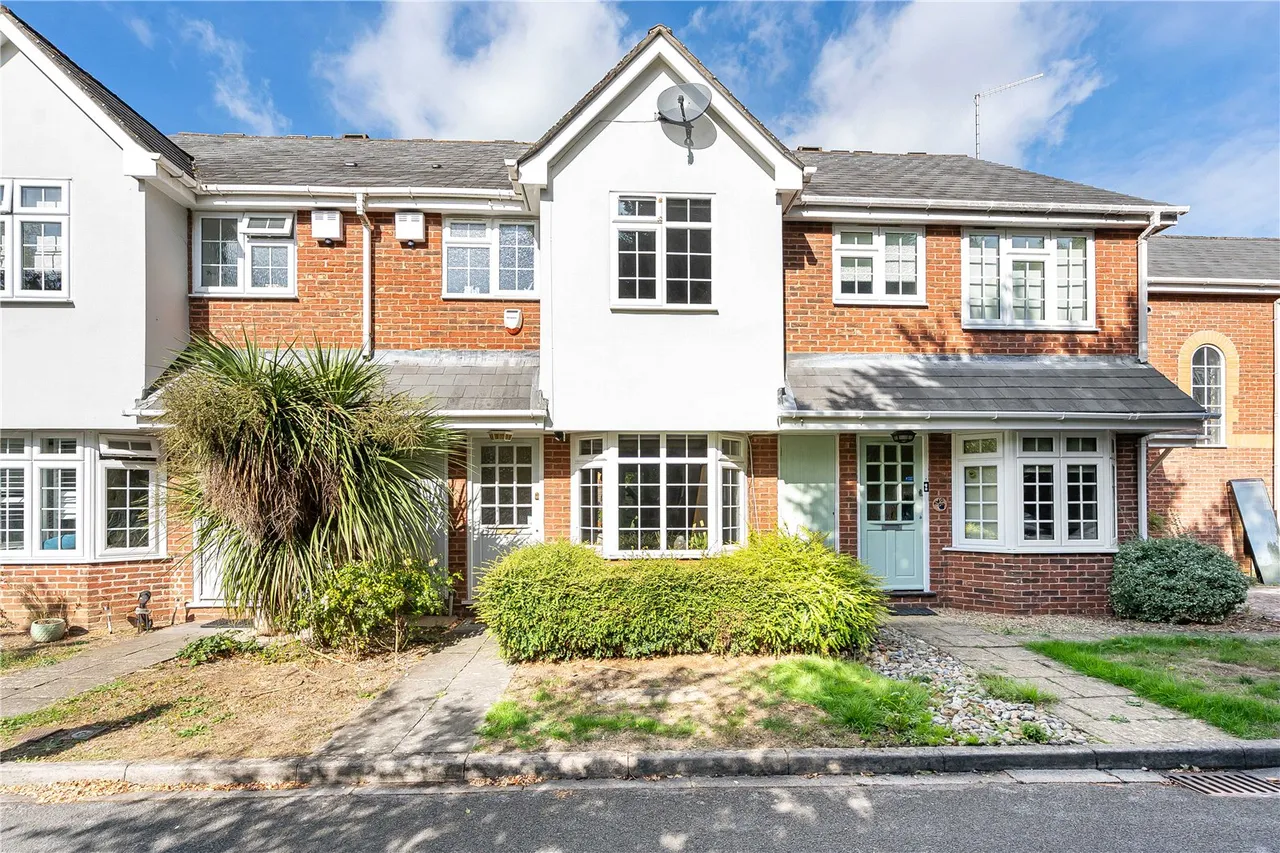 3 bed house to rent, Ravenswood Close, Cobham, KT11