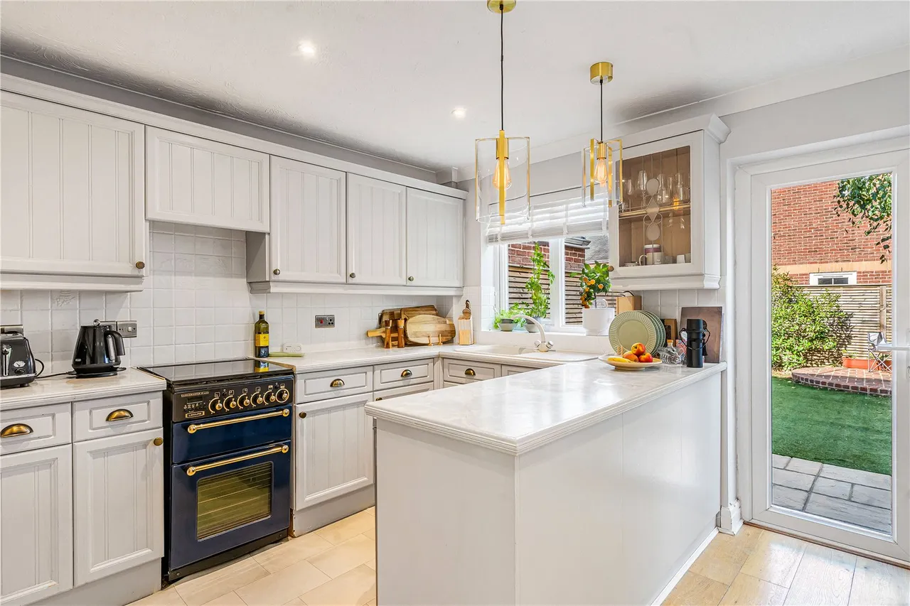 Ravenswood Close, Cobham, KT11, photo 3