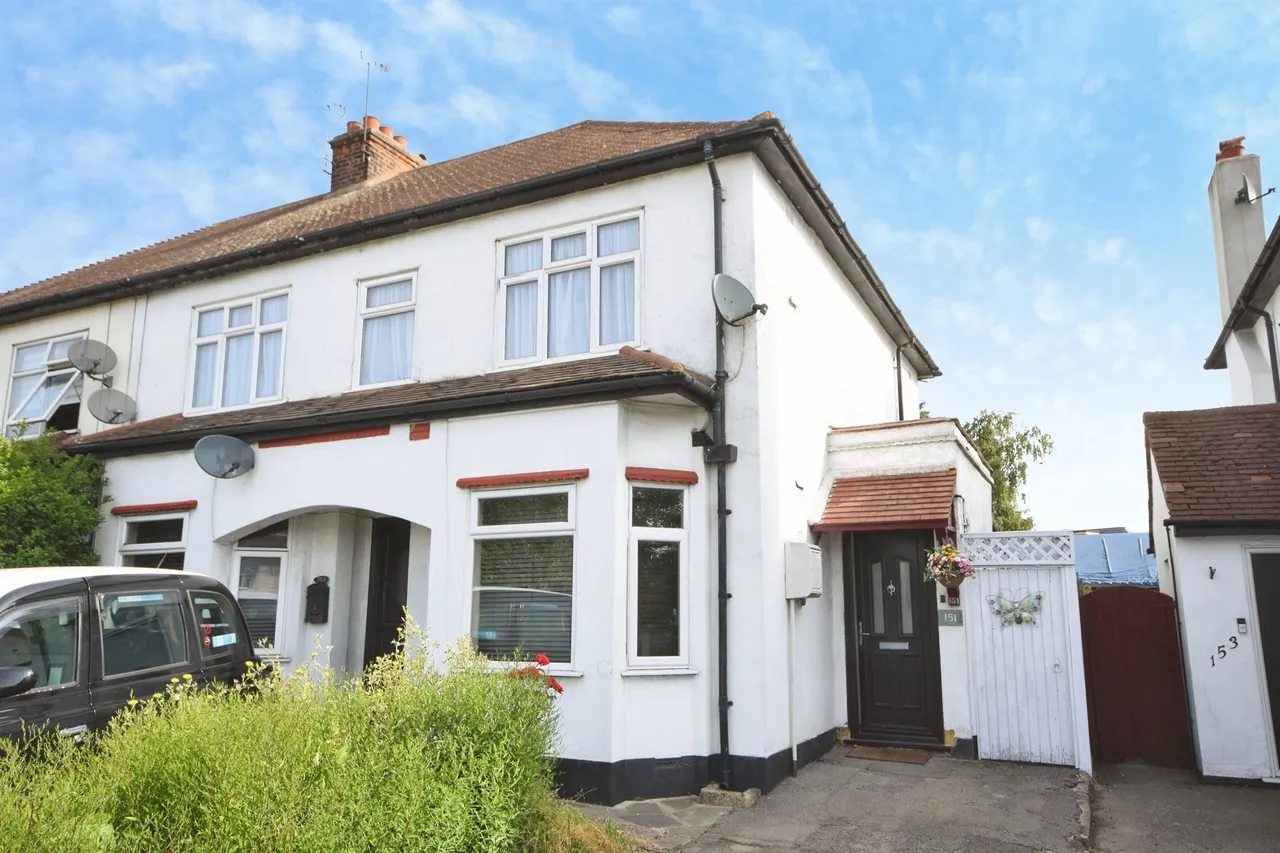 2 bed flat for sale — Southend Arterial Road, Hornchurch