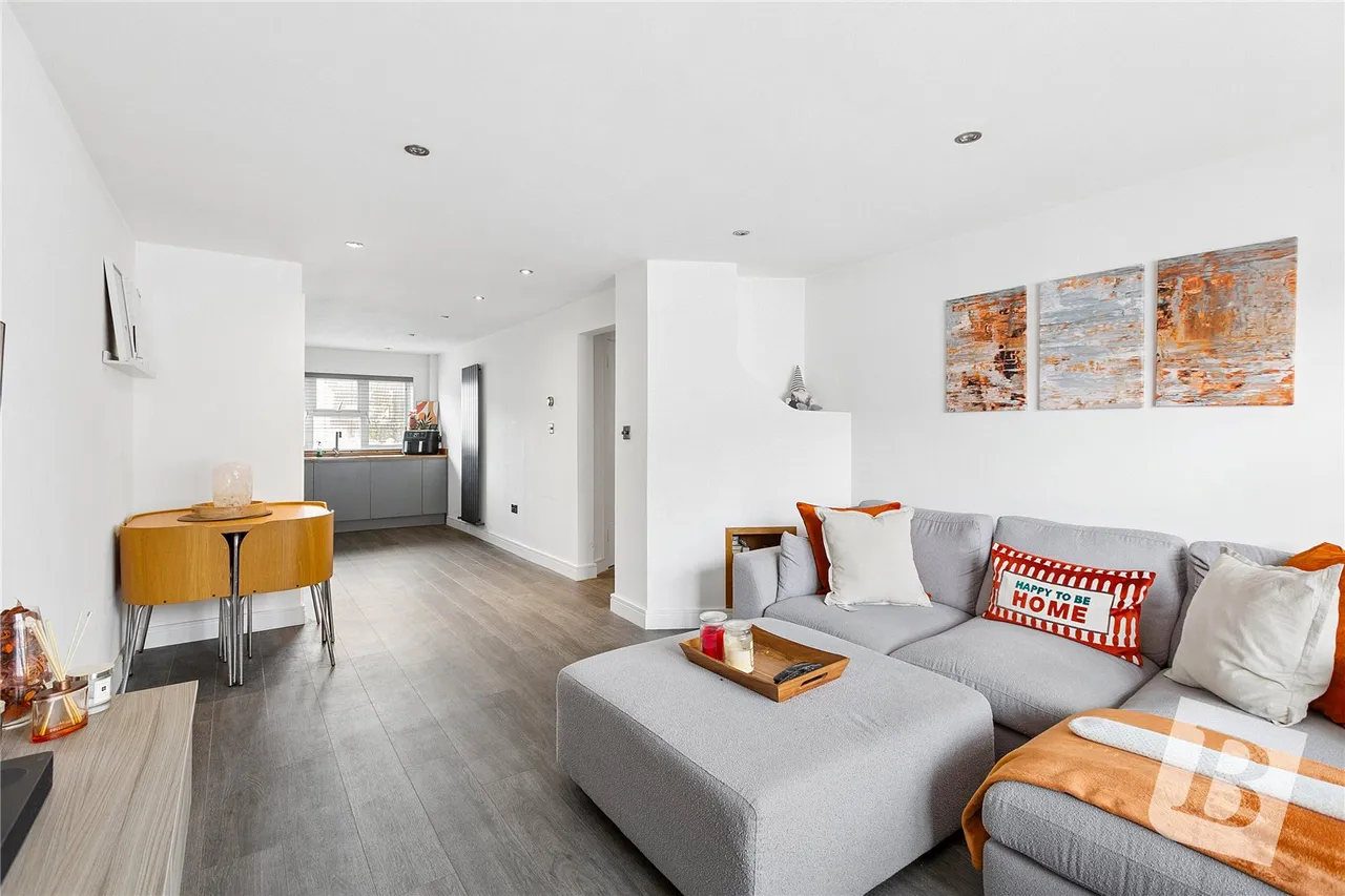 2 bed flat for sale — Kenilworth Place, Noak Bridge, Essex, SS15