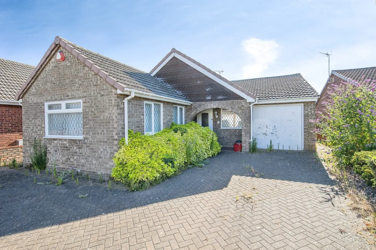 3 bed house for sale — Sherwood Drive, Clacton-On-Sea