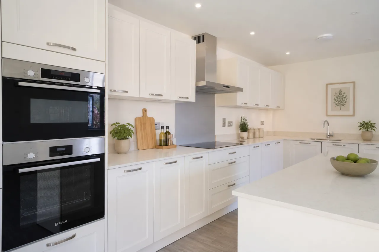 Burstow Grove, Off Haroldslea Drive, RH6, photo 4
