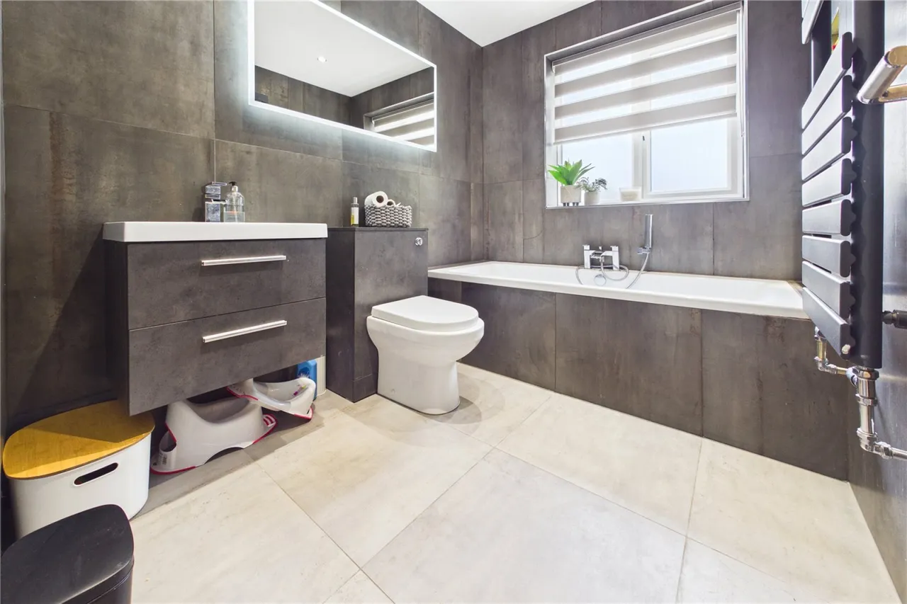 Harewood Drive, Cold Ash, RG18, photo 23