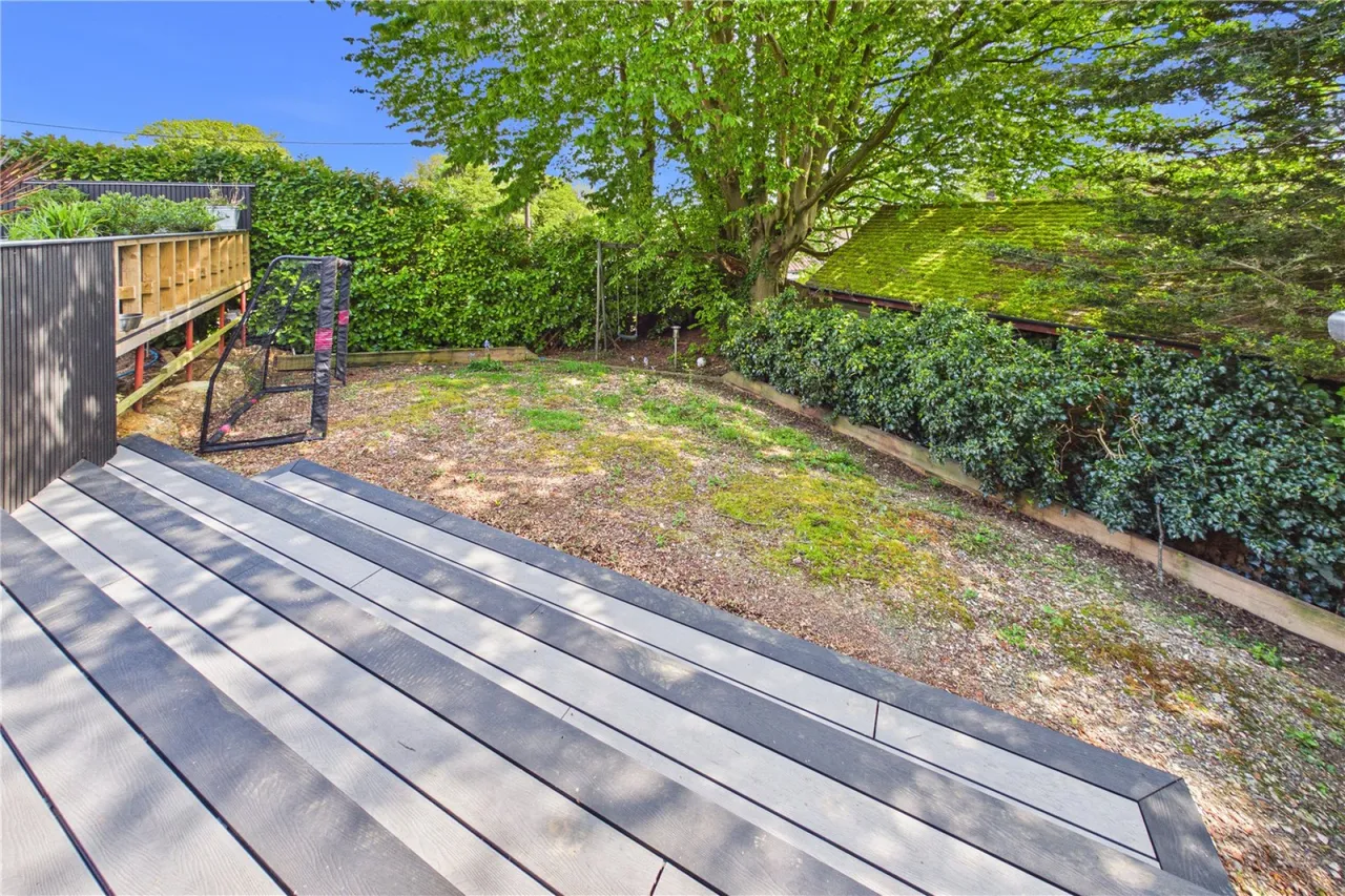 Harewood Drive, Cold Ash, RG18, photo 32