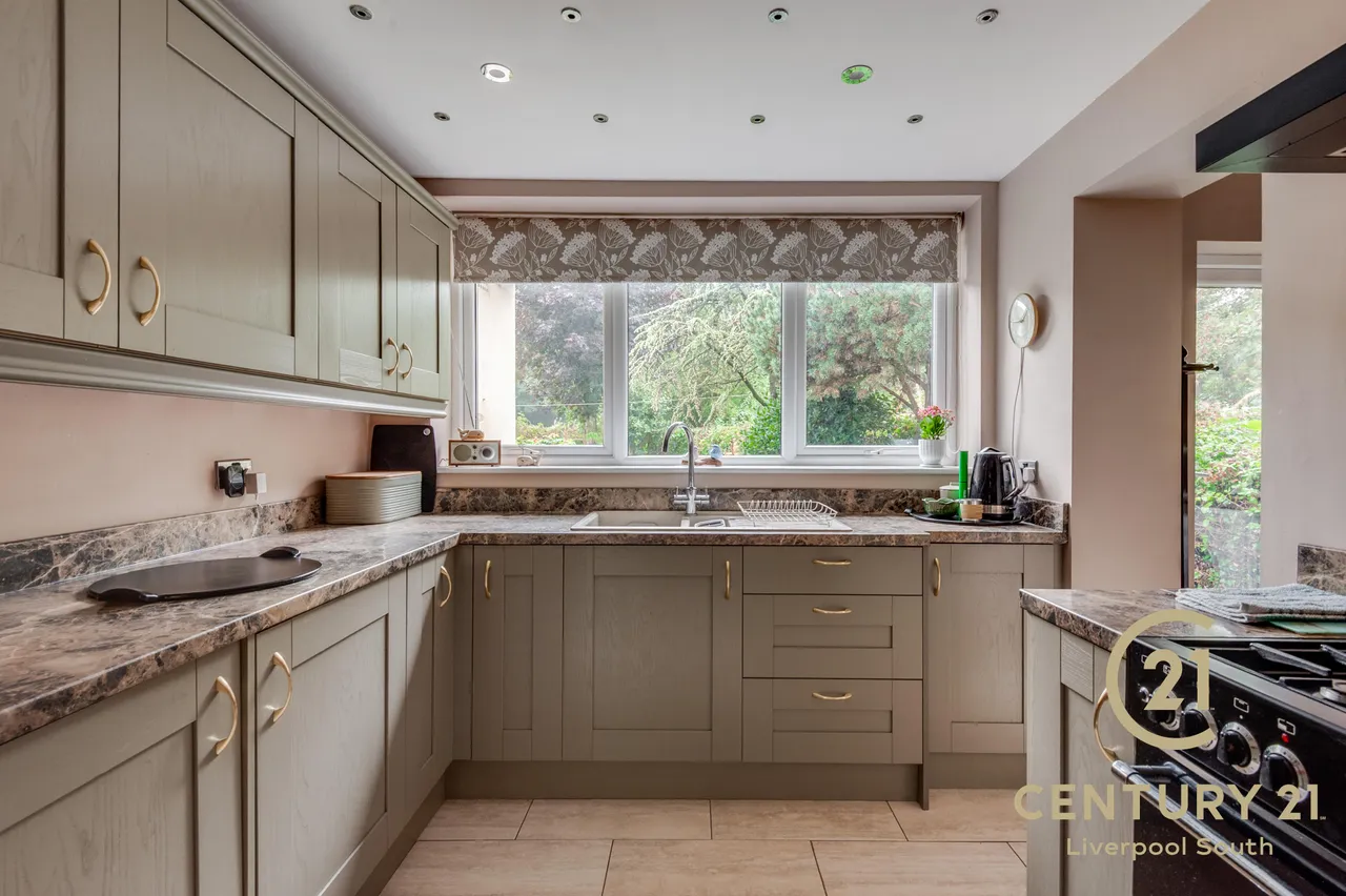 Church Road, Hale Village, photo 6