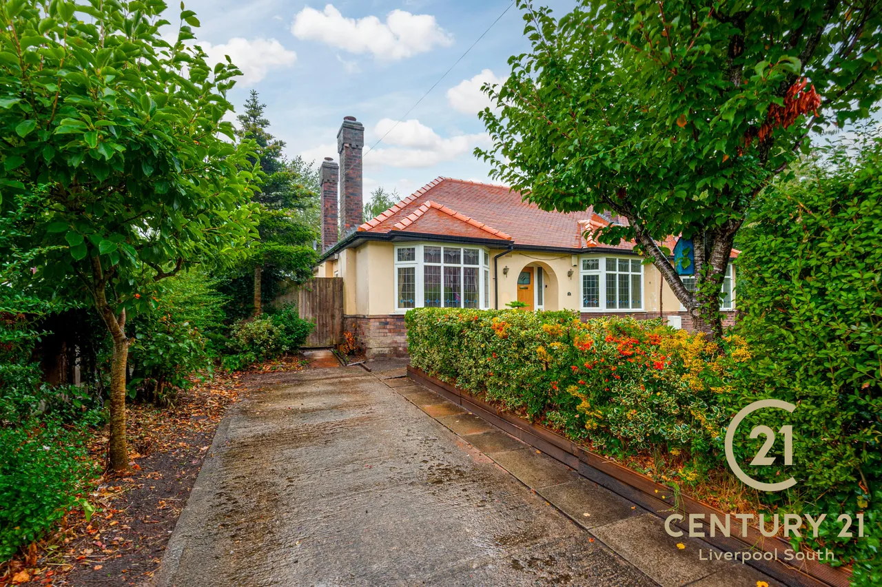 3 bed property for sale, Church Road, Hale Village