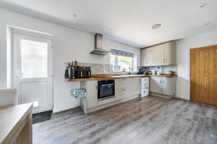 College Crescent, Oakley, HP18, photo 4
