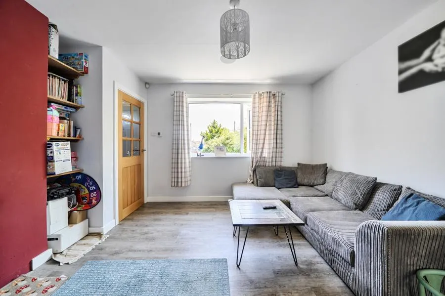 College Crescent, Oakley, HP18, photo 9