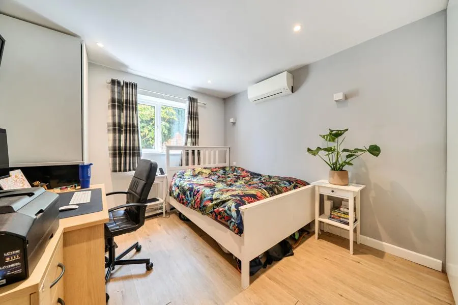 College Crescent, Oakley, HP18, photo 15