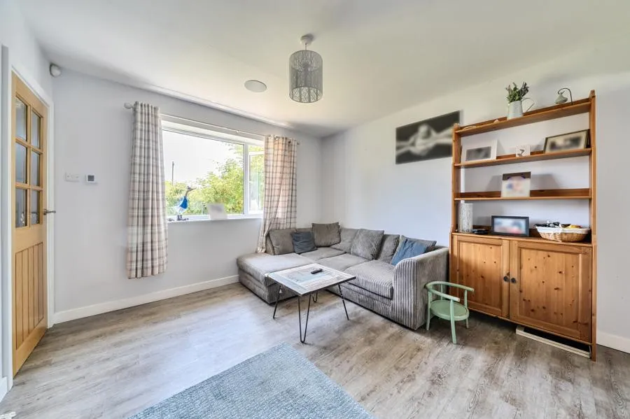 College Crescent, Oakley, HP18, photo 8