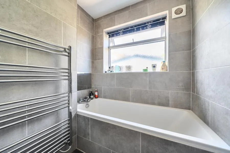 College Crescent, Oakley, HP18, photo 16
