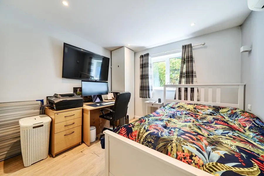 College Crescent, Oakley, HP18, photo 13