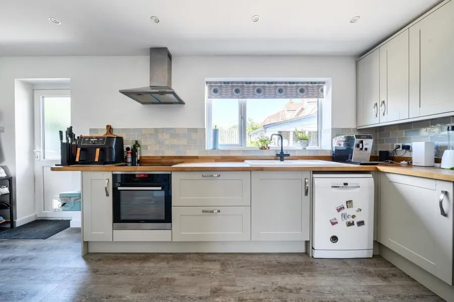 College Crescent, Oakley, HP18, photo 3