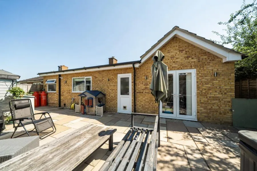 College Crescent, Oakley, HP18, photo 19
