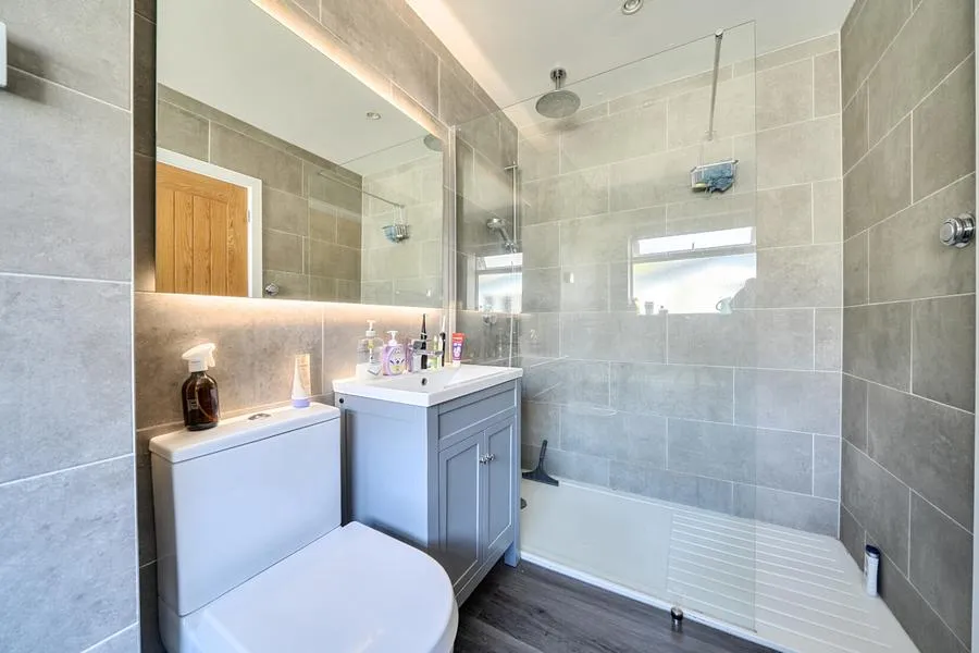 College Crescent, Oakley, HP18, photo 17