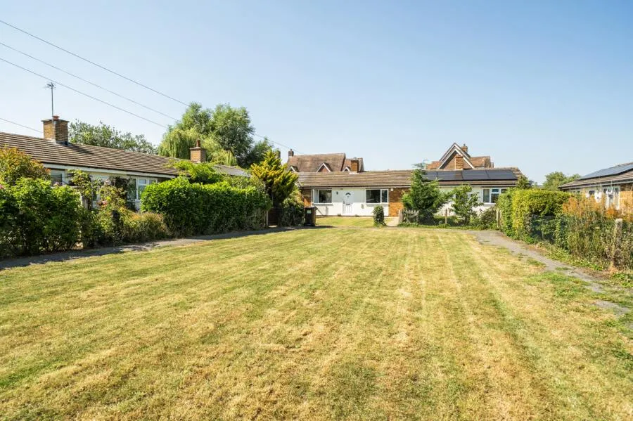 College Crescent, Oakley, HP18, photo 18