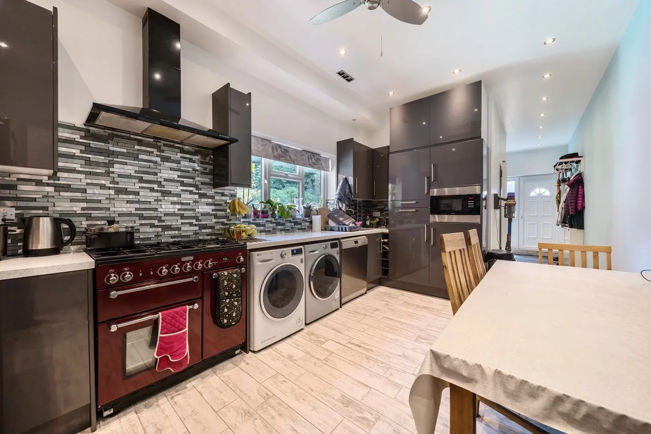 5 bed flat for sale — High Street, ME4