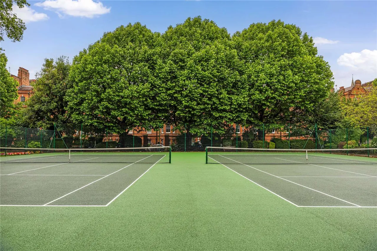 Victoria Mansions, Queen's Club Gardens, Hammersmith and Fulham, London, W14 9TG, photo 2