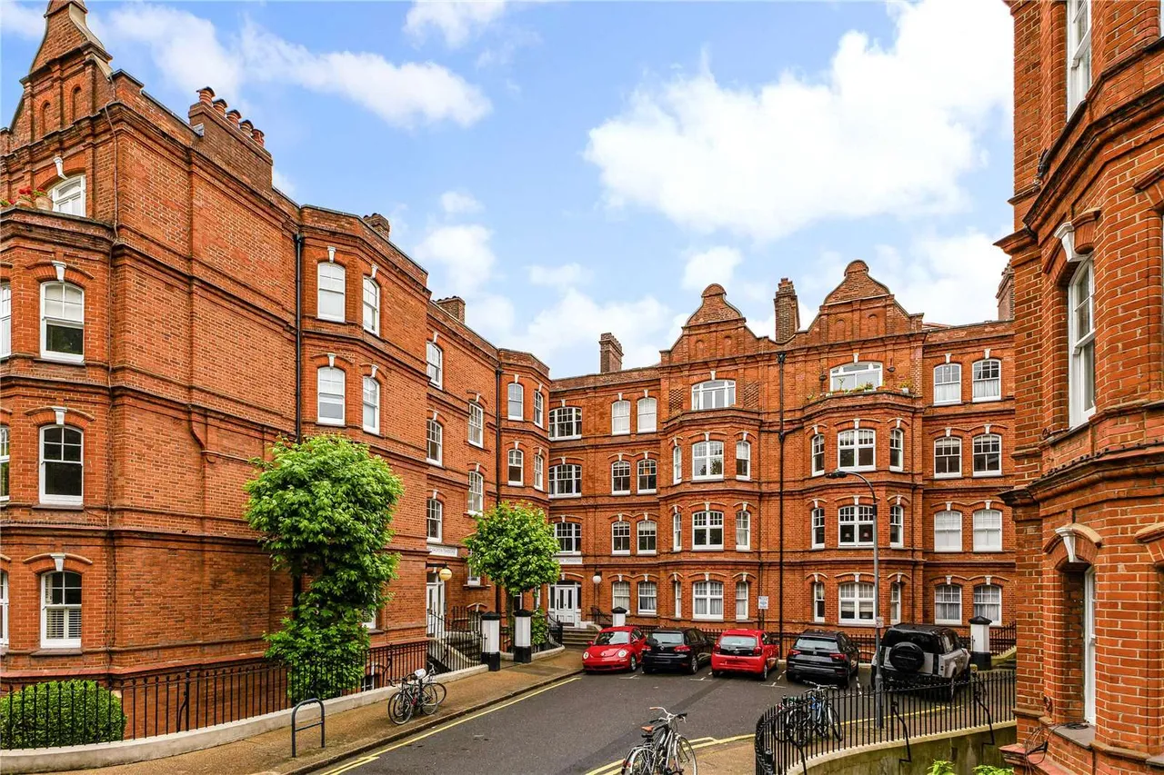 3 bed flat for sale — Victoria Mansions, Queen's Club Gardens, Hammersmith and Fulham, London, W14 9TG