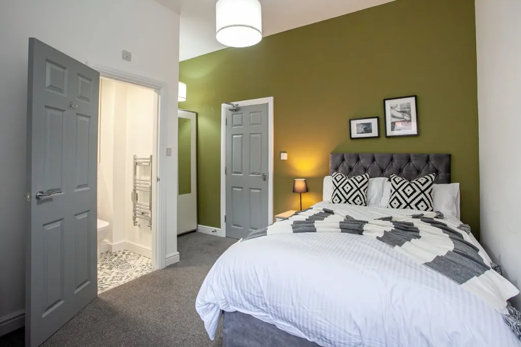 Monmouth Avenue, Bury, BL9, photo 2