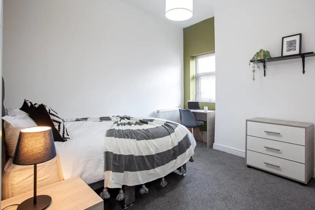 6 bed house to rent, Monmouth Avenue, Bury, BL9
