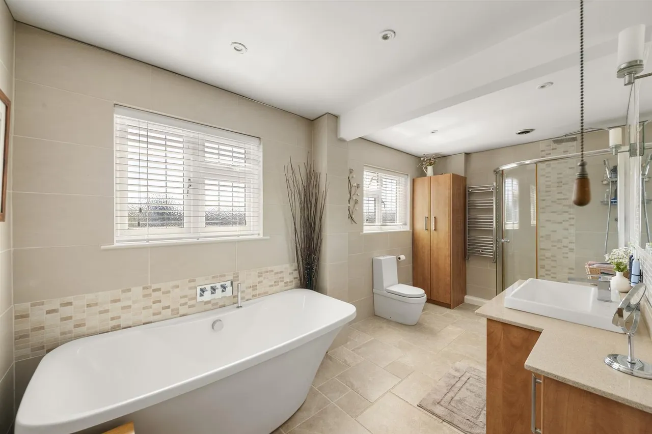 Kingshill Avenue, Northolt, photo 8