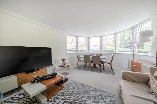 3 bed flat for sale, Kidderpore Avenue, London, NW3