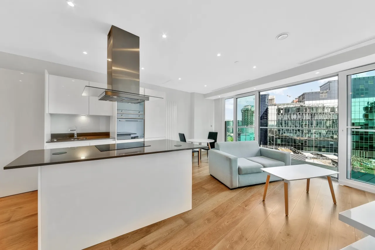 1 bed flat for sale — Crossharbour Plaza, Isle Of Dogs, London, E14