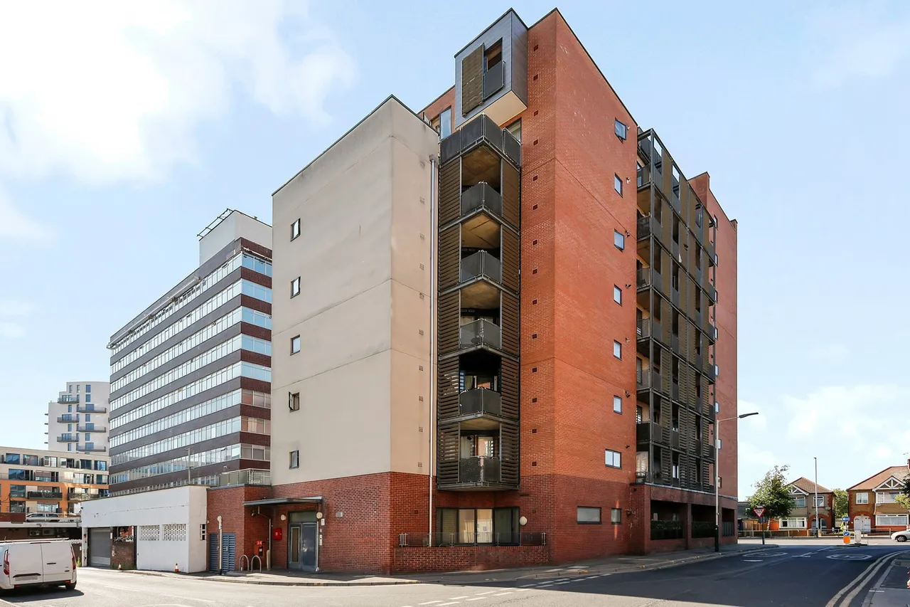2 bed property for sale — Flat 19 Emma House, 2 Market Link, Romford, RM1 1XJ