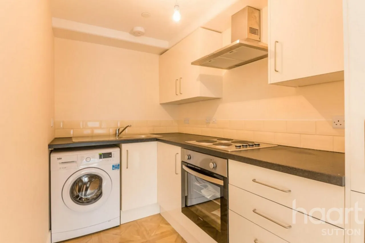 High Street, SM1, photo 5