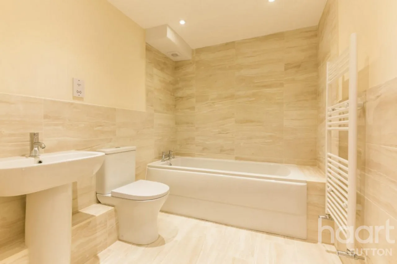 High Street, SM1, photo 6