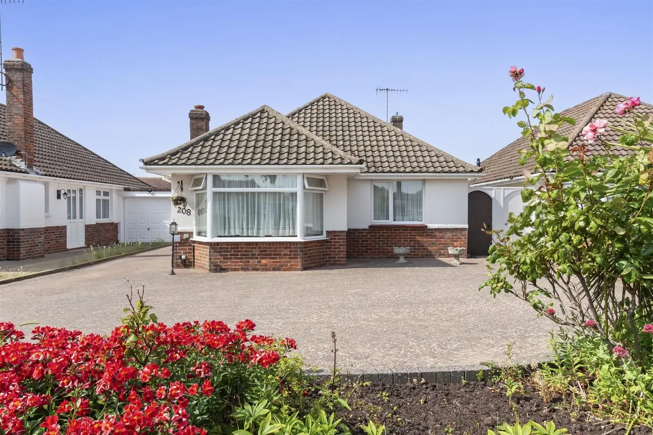 2 bed house for sale — Goring Way, Goring-By-Sea, Worthing