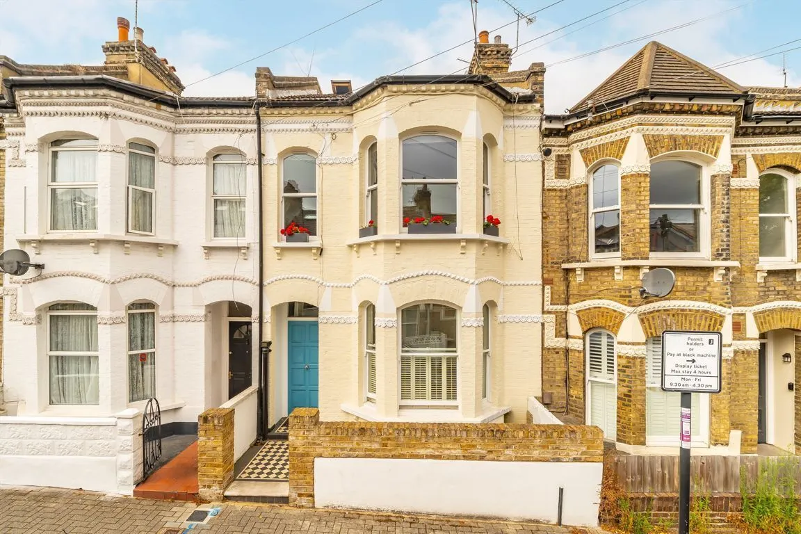 2 bed property to rent, Harbut Road, SW11