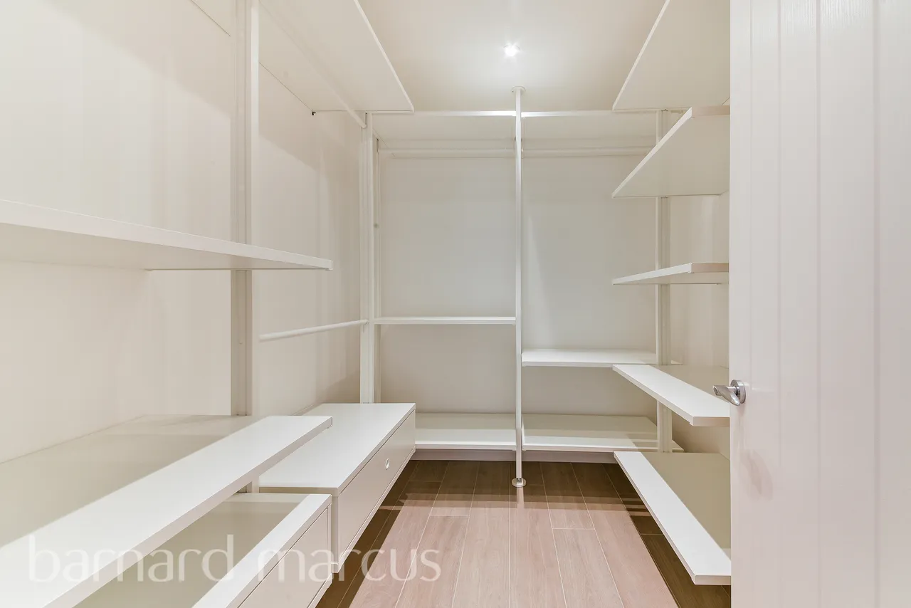 Holmwood Close, Cheam, SM2, photo 12