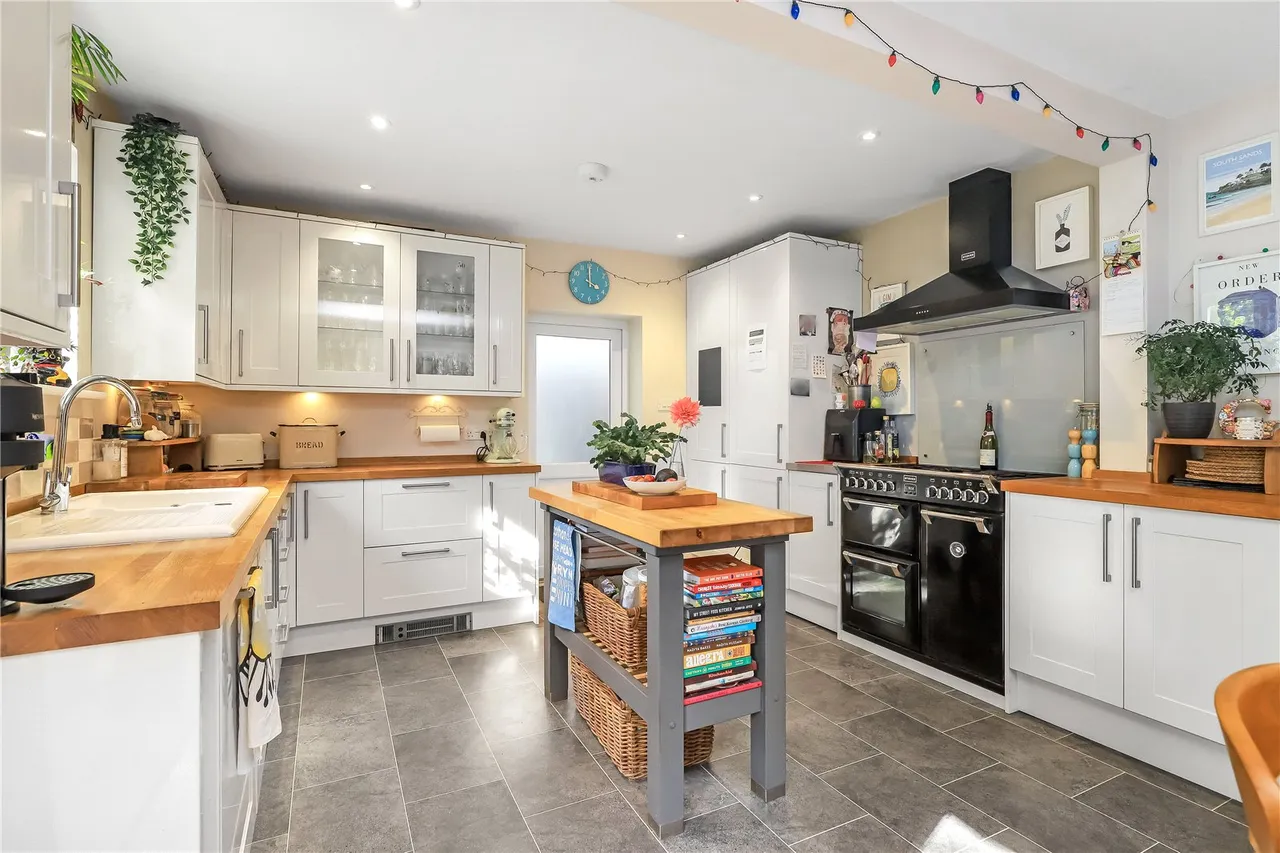 Assisi Road, Salisbury, Wiltshire, SP1 3QZ, photo 2
