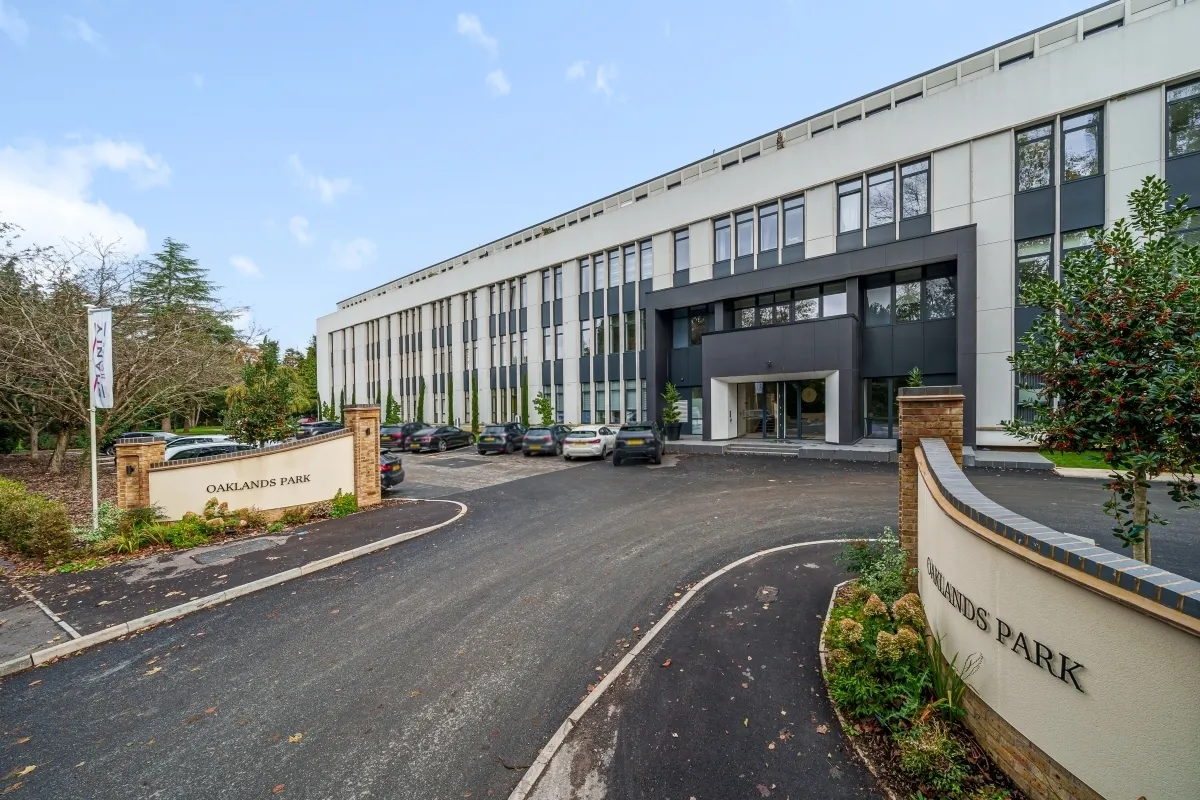 2 bed flat to rent, Littleworth Road, Esher, KT10