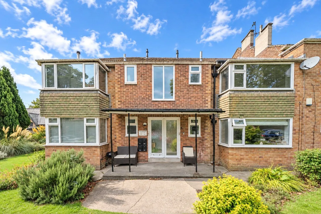2 bed flat for sale, Whinbrook Court, Leeds, LS17