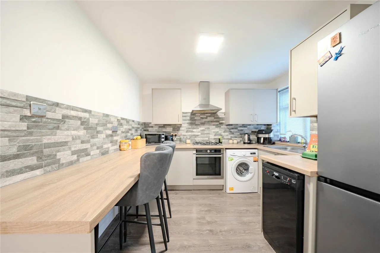 Whinbrook Court, Leeds, LS17, photo 2