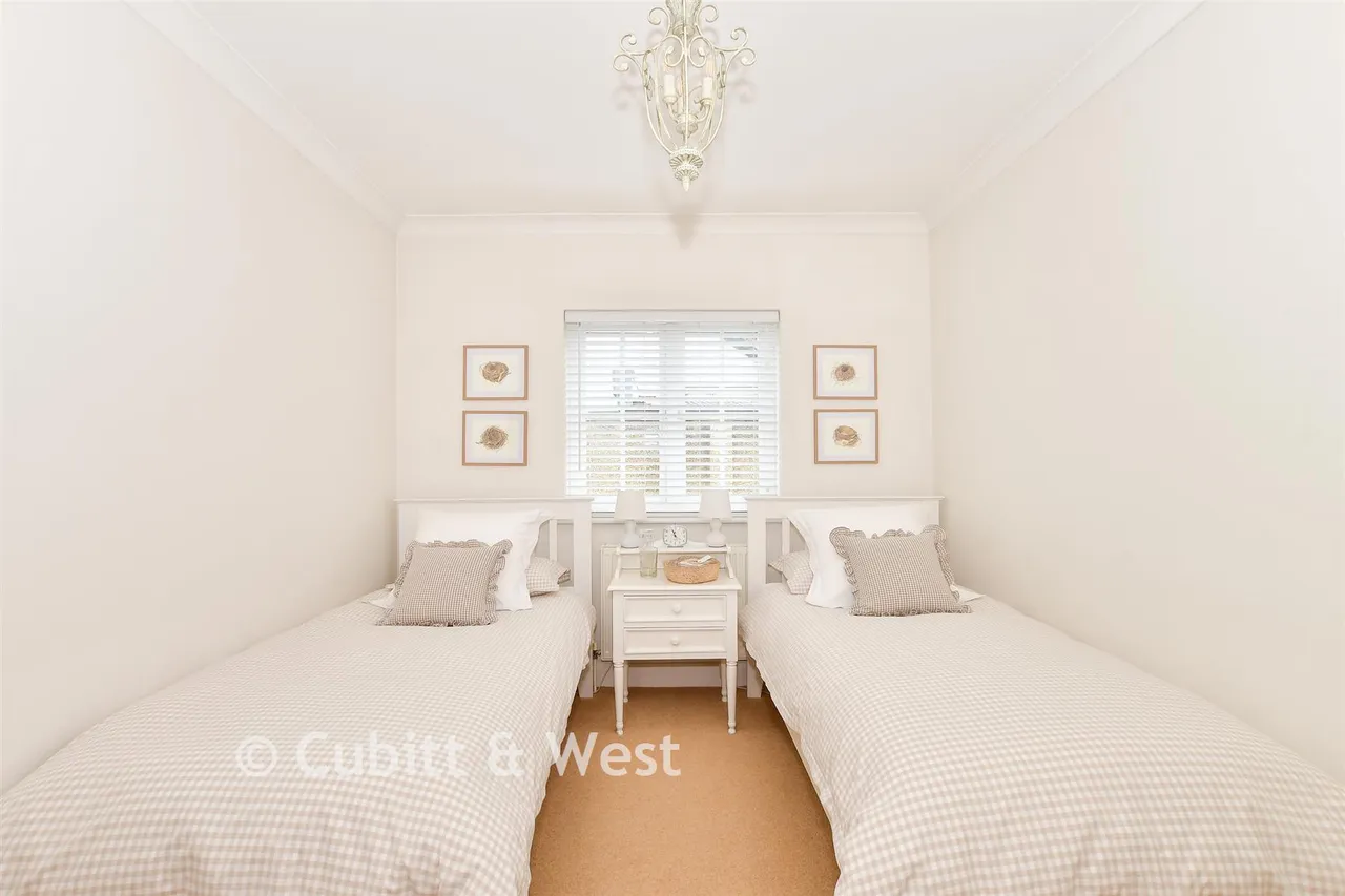 Balcombe Gardens, Horley, RH6, photo 12