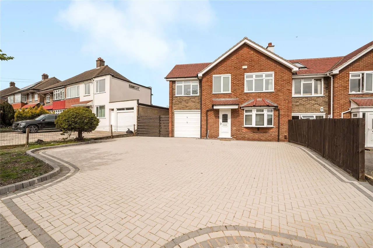 3 bed house for sale — Mead Way, Bromley, BR2