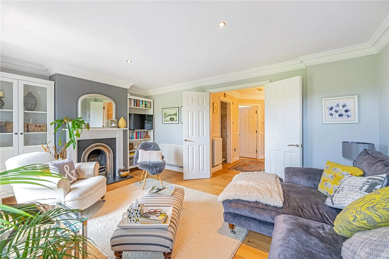 Gander Green Crescent, Hampton, TW12 2FA, photo 2